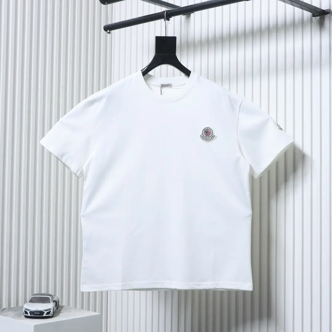 Moncler Kurzarm-T-Shirt mit gesticktem Brustlogo