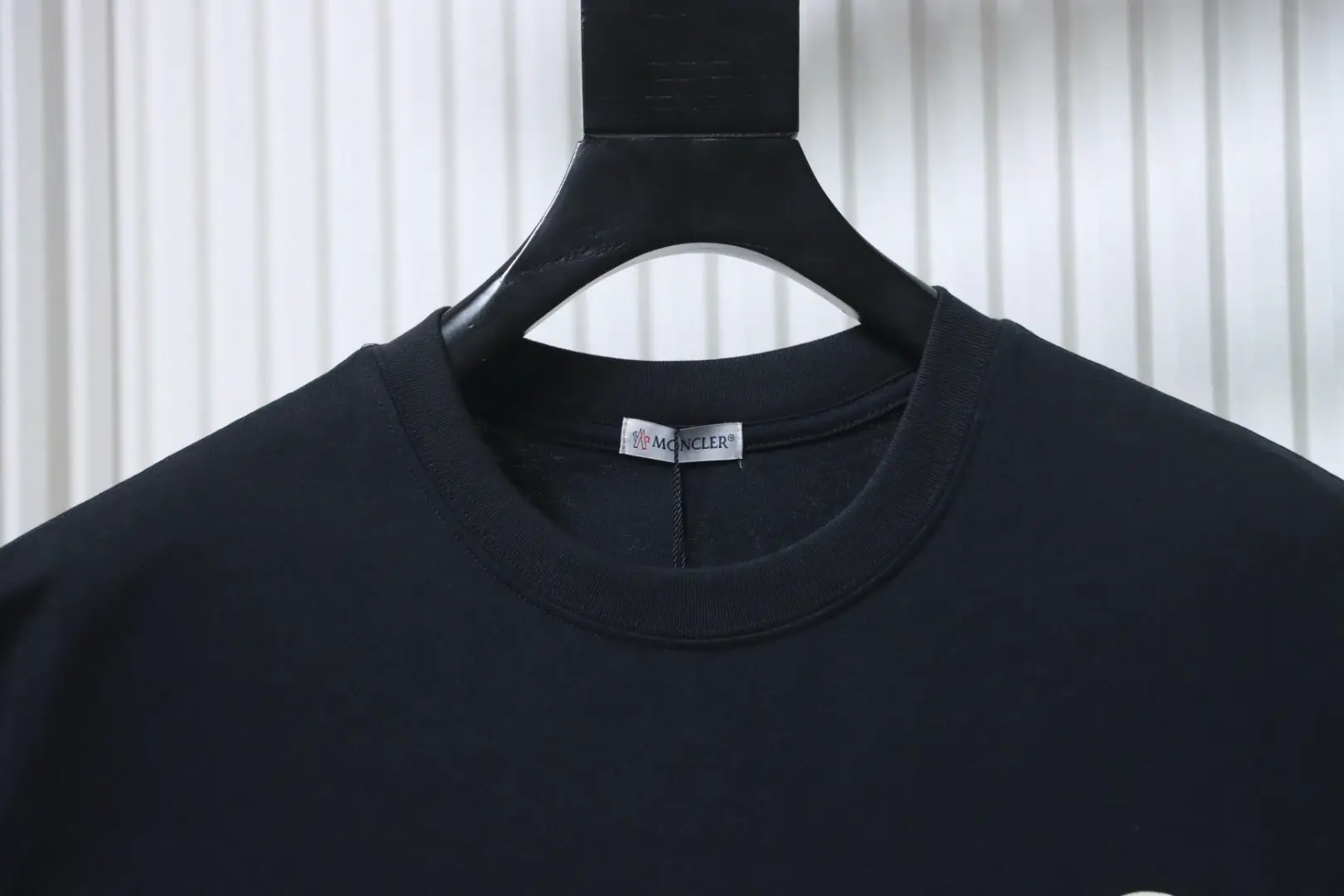 Moncler Kurzarm-T-Shirt mit gesticktem Brustlogo – Bild 5