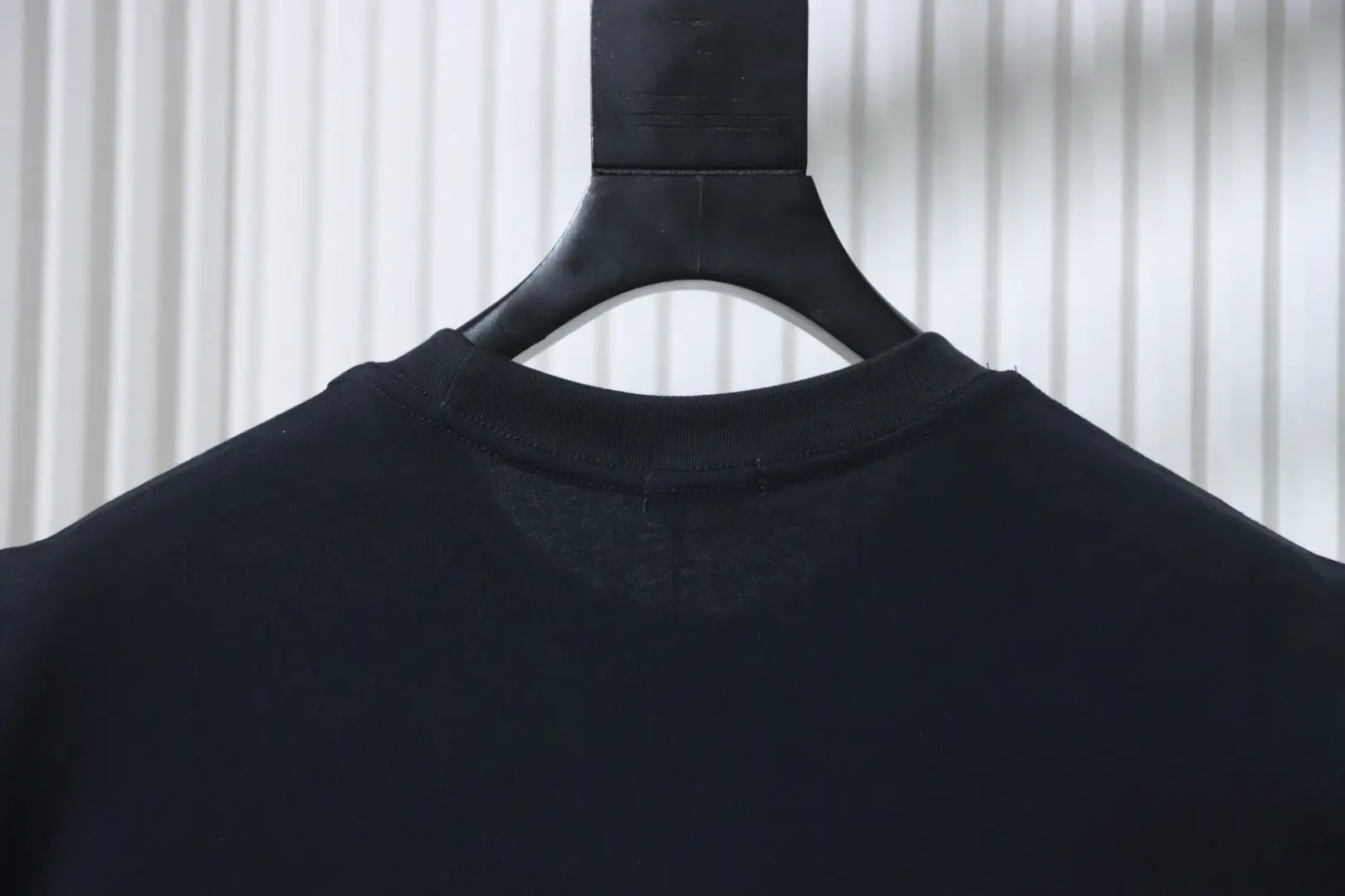 Moncler Kurzarm-T-Shirt mit gesticktem Brustlogo – Bild 6