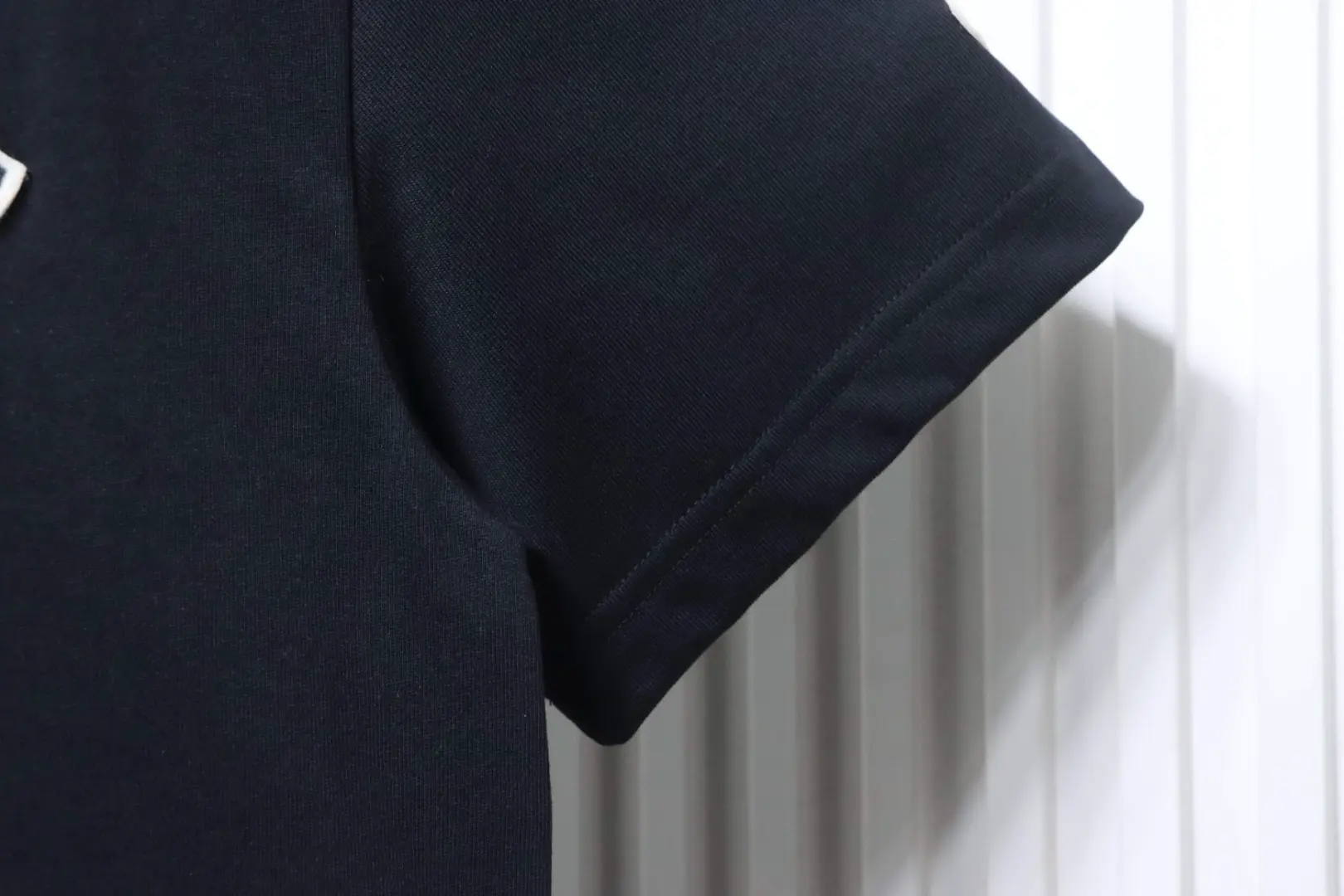 Moncler Kurzarm-T-Shirt mit gesticktem Brustlogo – Bild 8