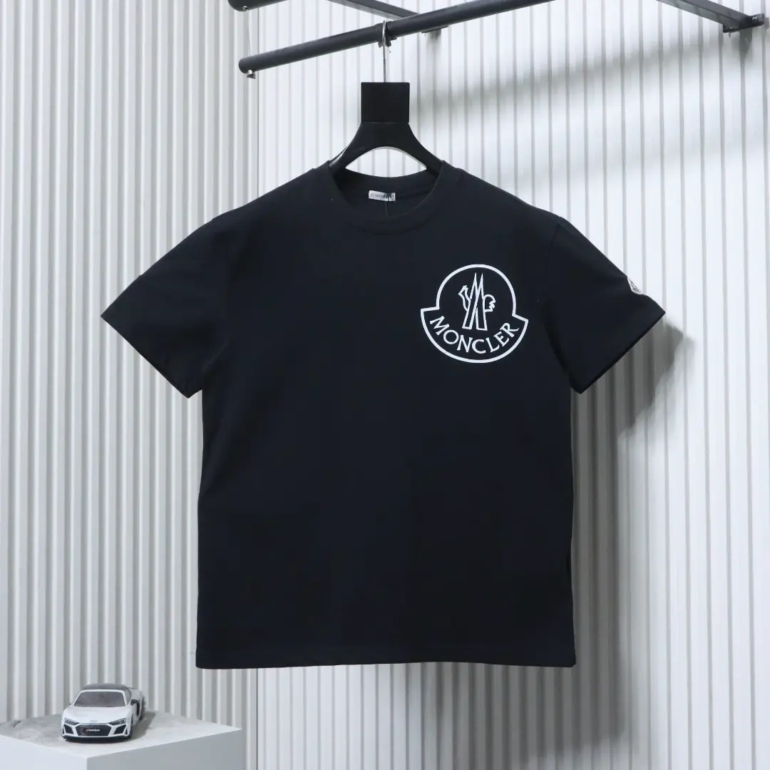 Moncler SS25 Kurzarm-T-Shirt mit Logo-Print auf der Brust