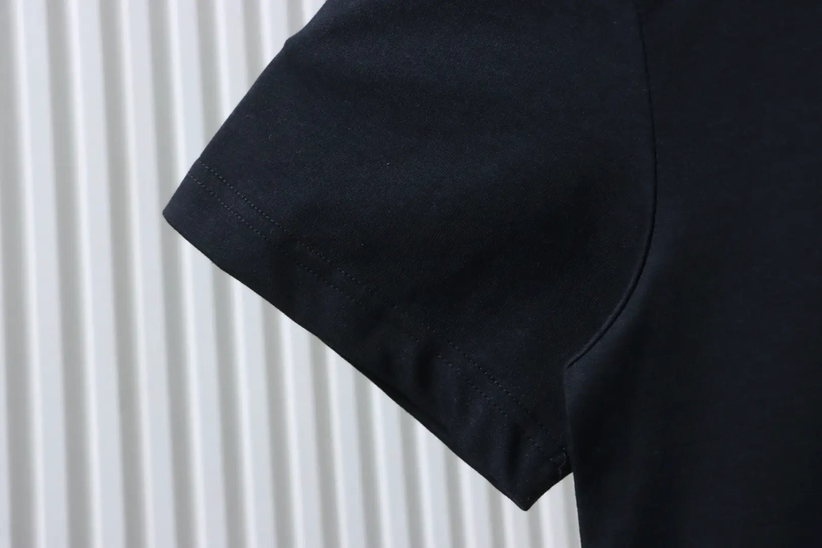 Moncler SS25 Kurzarm-T-Shirt mit Logo-Print auf der Brust – Bild 6