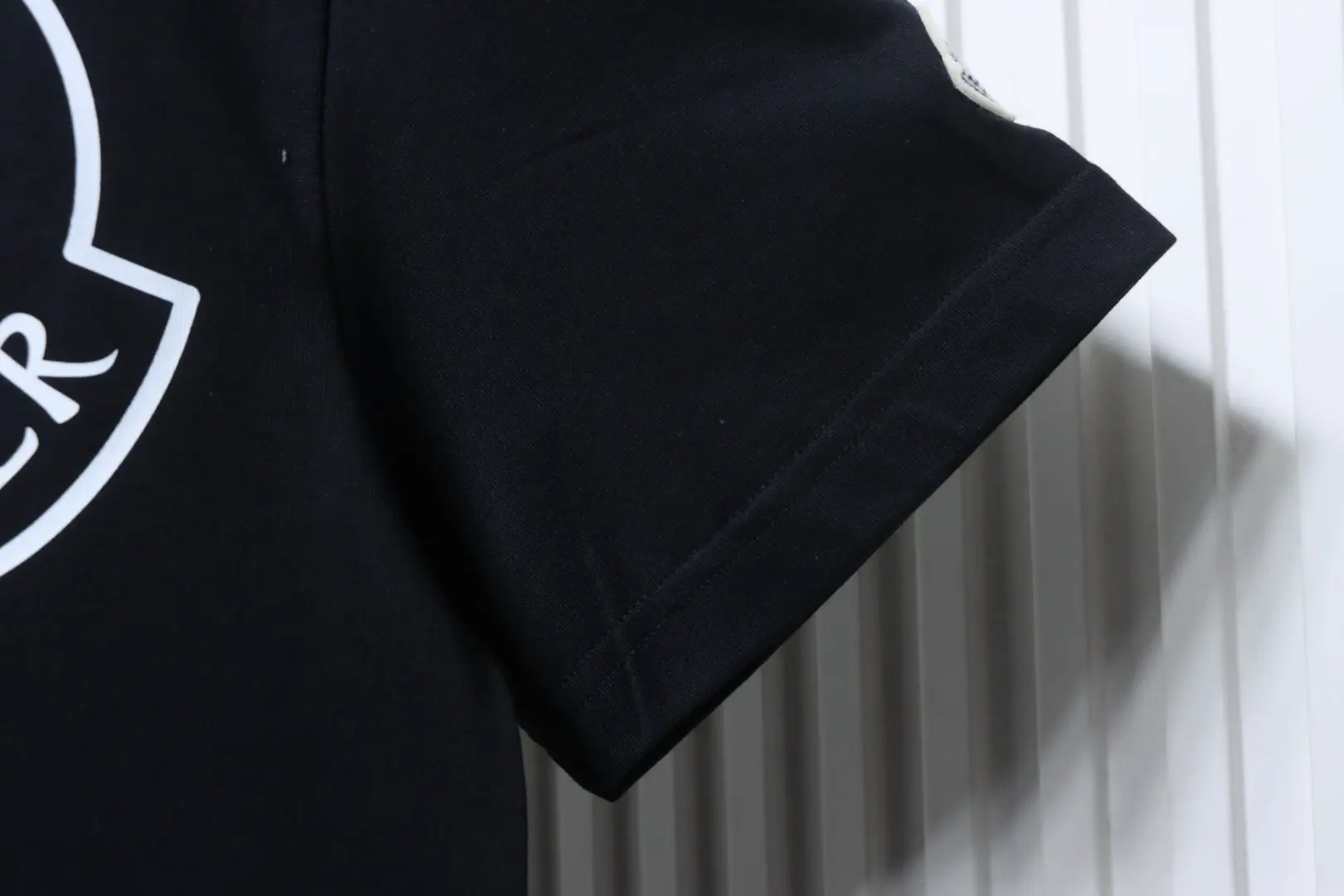 Moncler SS25 Kurzarm-T-Shirt mit Logo-Print auf der Brust – Bild 7