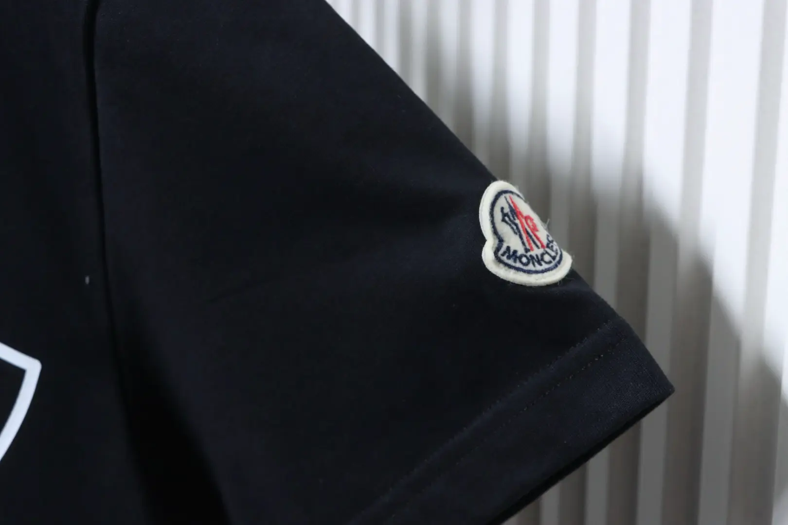 Moncler SS25 Kurzarm-T-Shirt mit Logo-Print auf der Brust – Bild 8