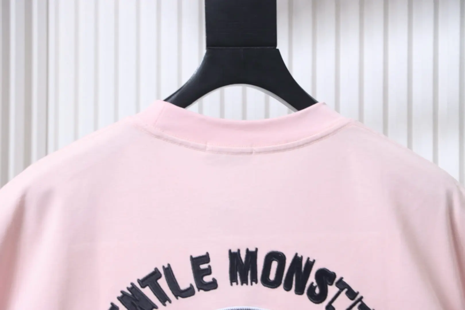 Moncler SS26 GM Collaboration Kurzärmeliges T-Shirt mit gesticktem Logo – Bild 4