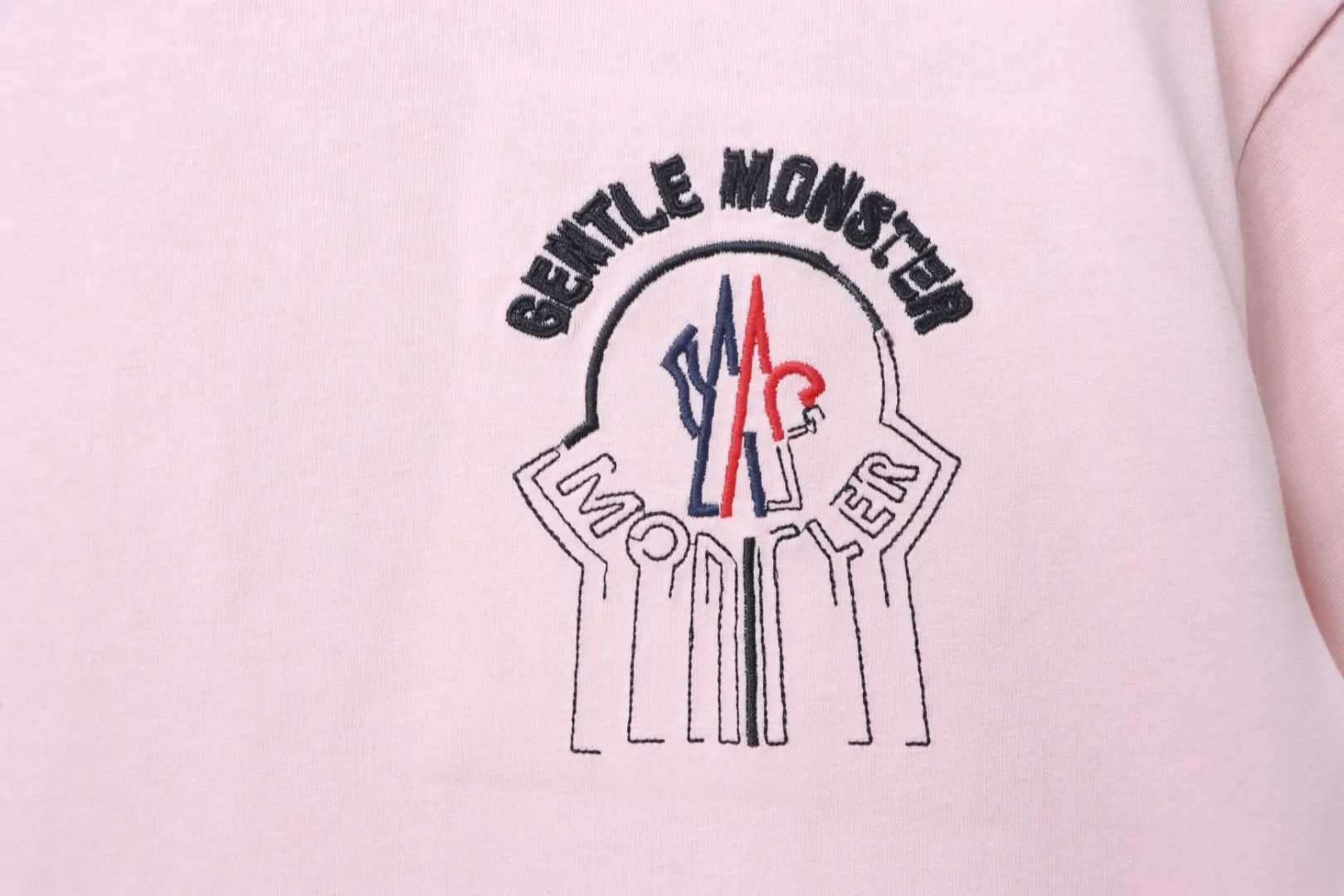 Moncler SS26 GM Collaboration Kurzärmeliges T-Shirt mit gesticktem Logo – Bild 7