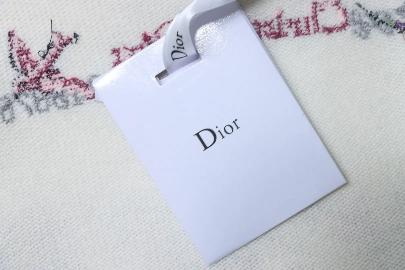 Monet Garden Kreuzstich-Kaschmirpullover mit kurzen Ärmeln – Bild 10