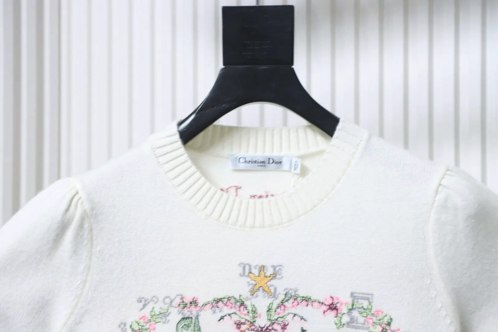 Monet Garden Kreuzstich-Kaschmirpullover mit kurzen Ärmeln – Bild 3