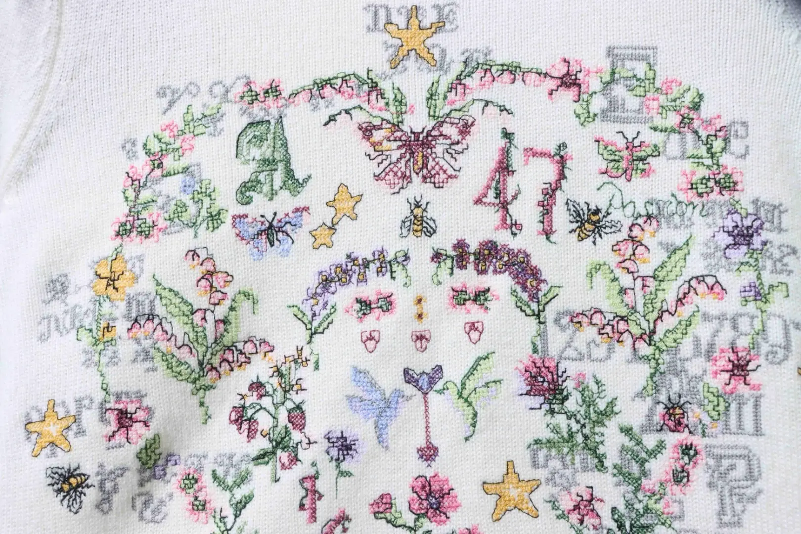 Monet Garden Kreuzstich-Kaschmirpullover mit kurzen Ärmeln – Bild 8