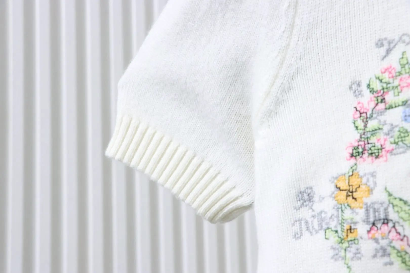 Monet Garden Kreuzstich-Kaschmirpullover mit kurzen Ärmeln – Bild 5