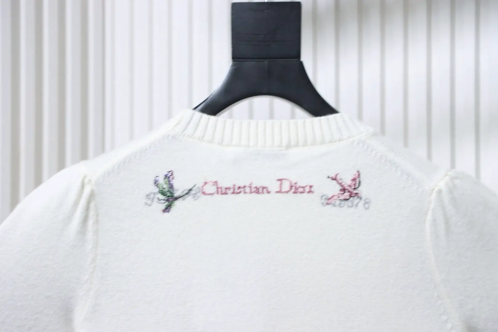 Monet Garden Kreuzstich-Kaschmirpullover mit kurzen Ärmeln – Bild 4