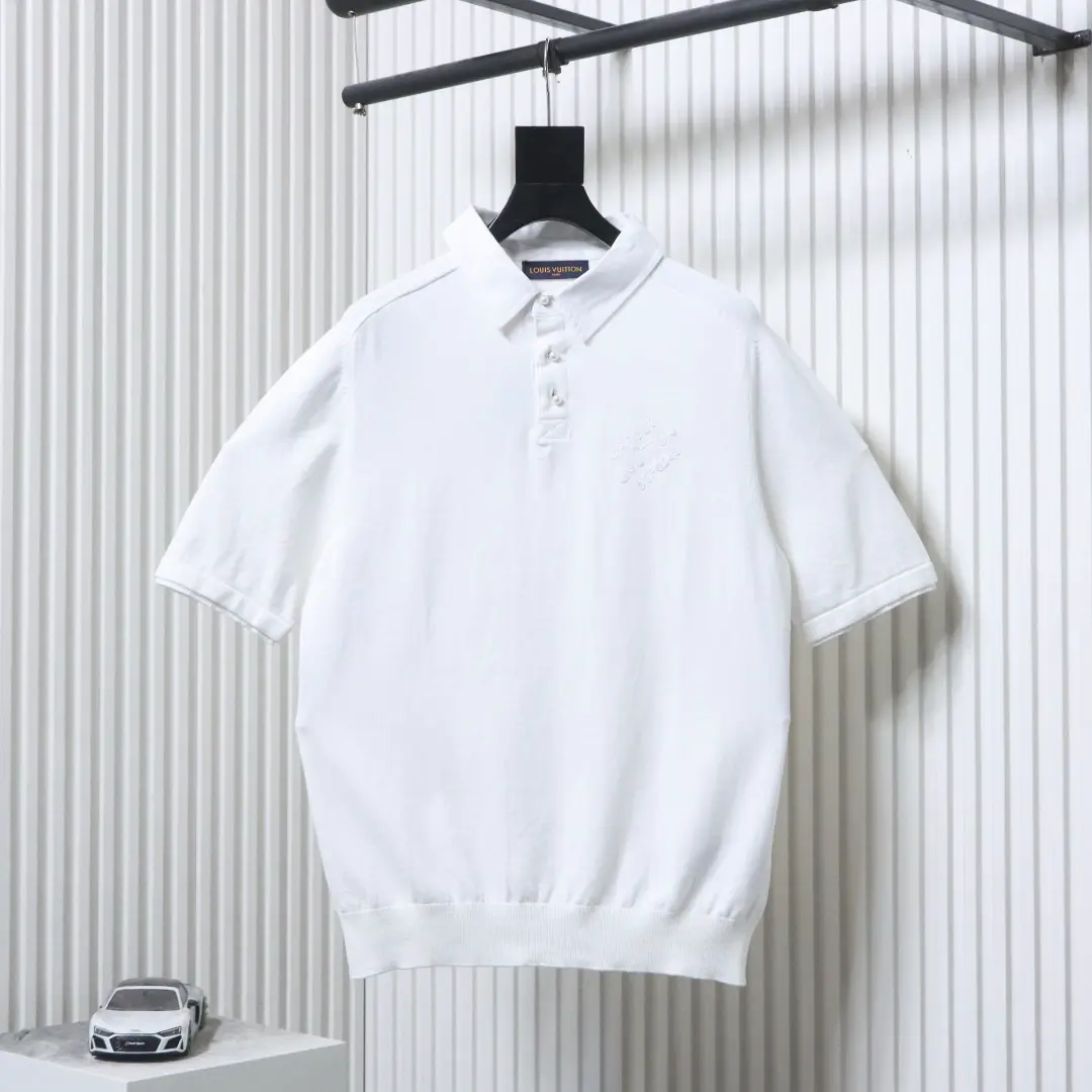 Neues Polohemd mit Perlmuttknöpfen