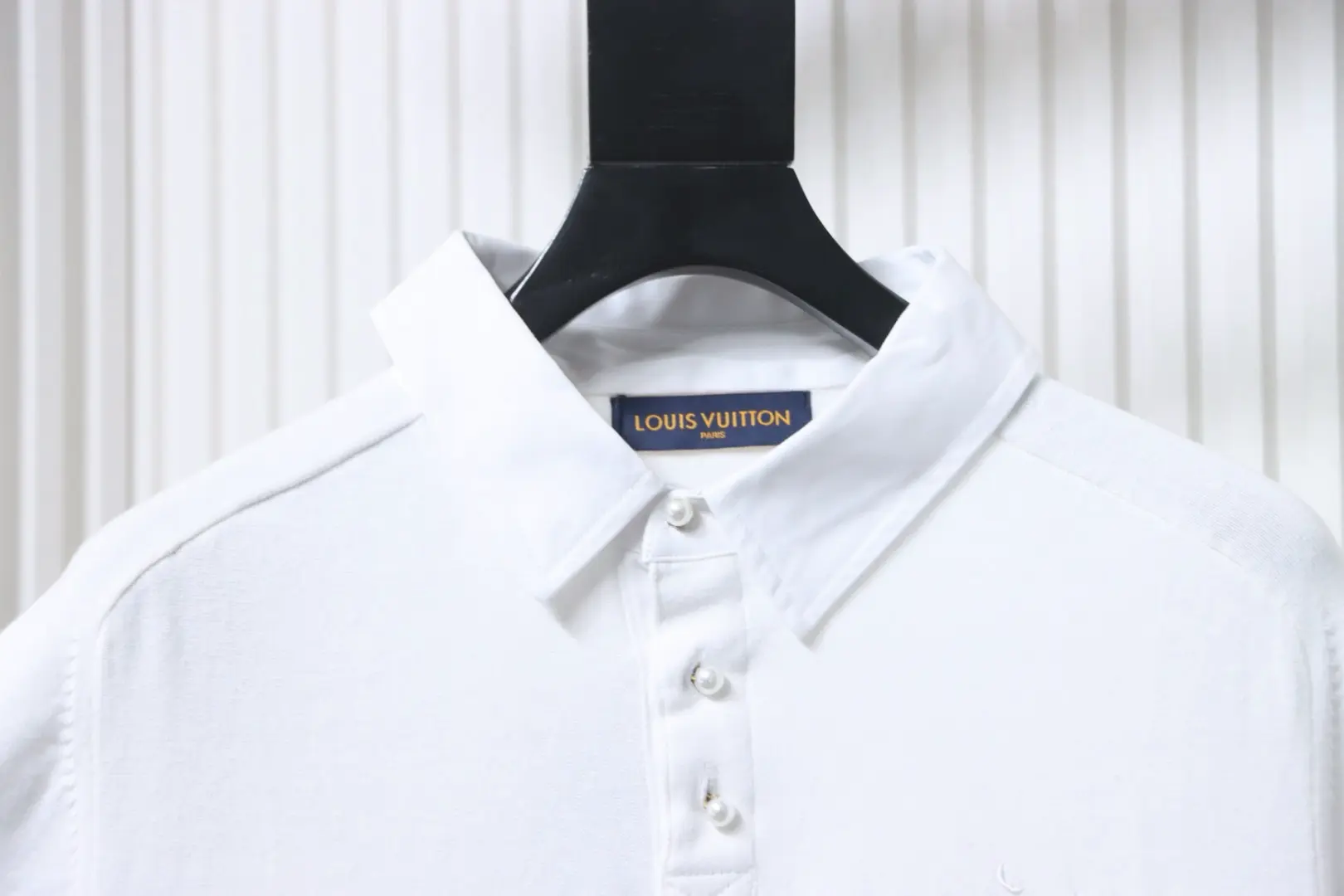 Neues Polohemd mit Perlmuttknöpfen – Bild 3