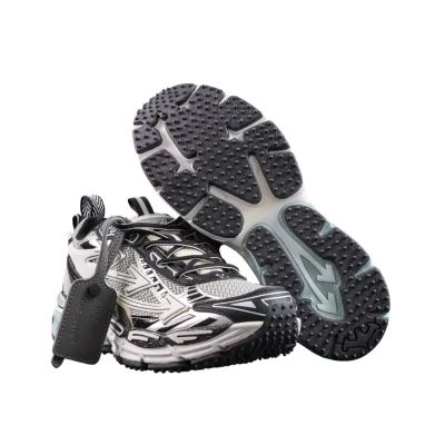 Ansicht der Außensohle und Seite Off-White™ Be Right Back Silber.