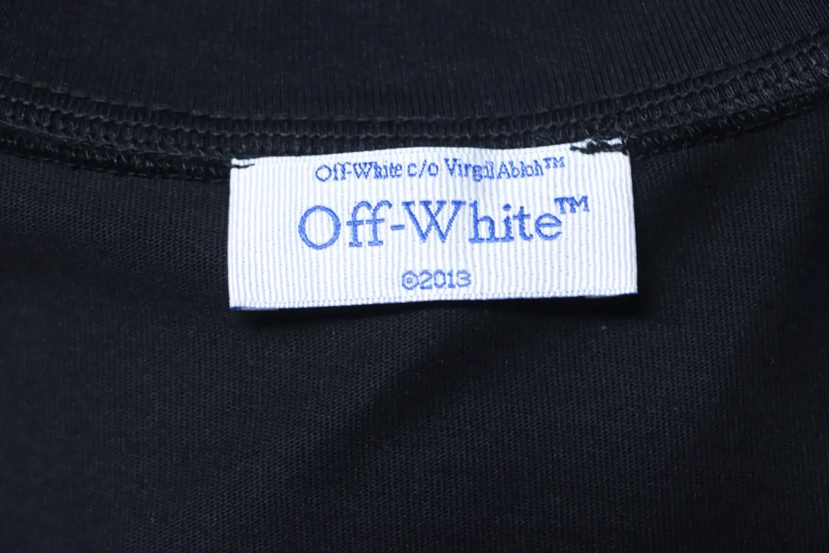 OW Kurzarm-T-Shirt mit rosa Pfeil-Print – Bild 9