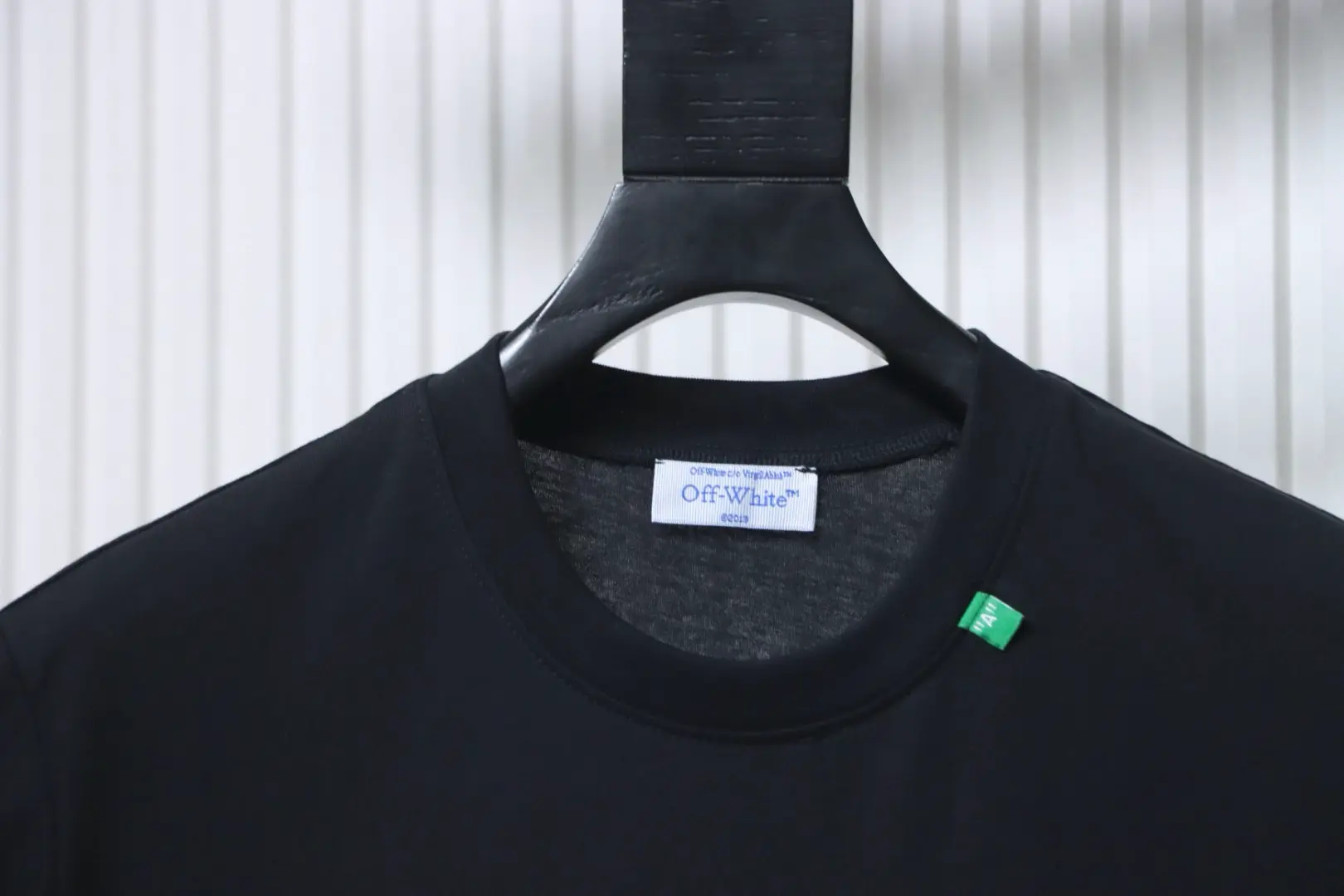 OW Kurzarm-T-Shirt mit rosa Pfeil-Print – Bild 3