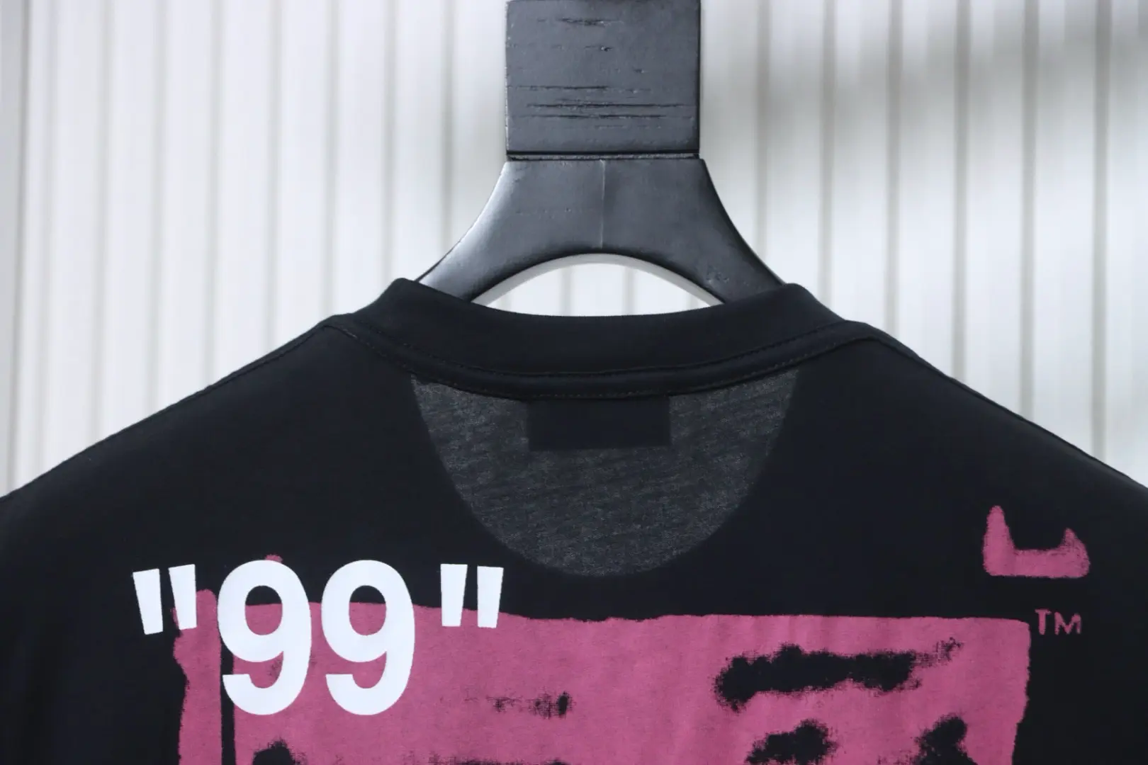 OW Kurzarm-T-Shirt mit rosa Pfeil-Print – Bild 4