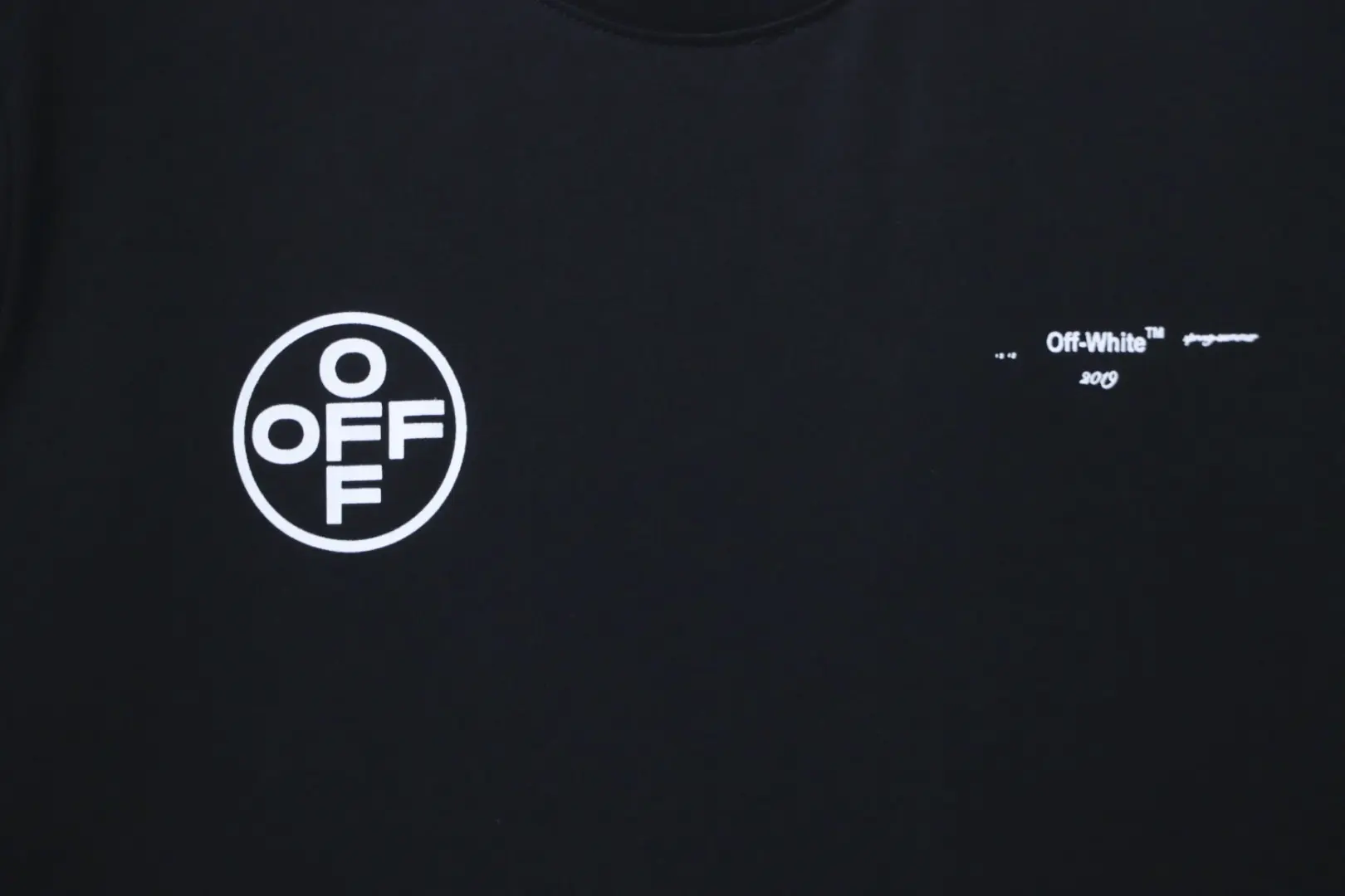 OW Kurzarm-T-Shirt mit rosa Pfeil-Print – Bild 5