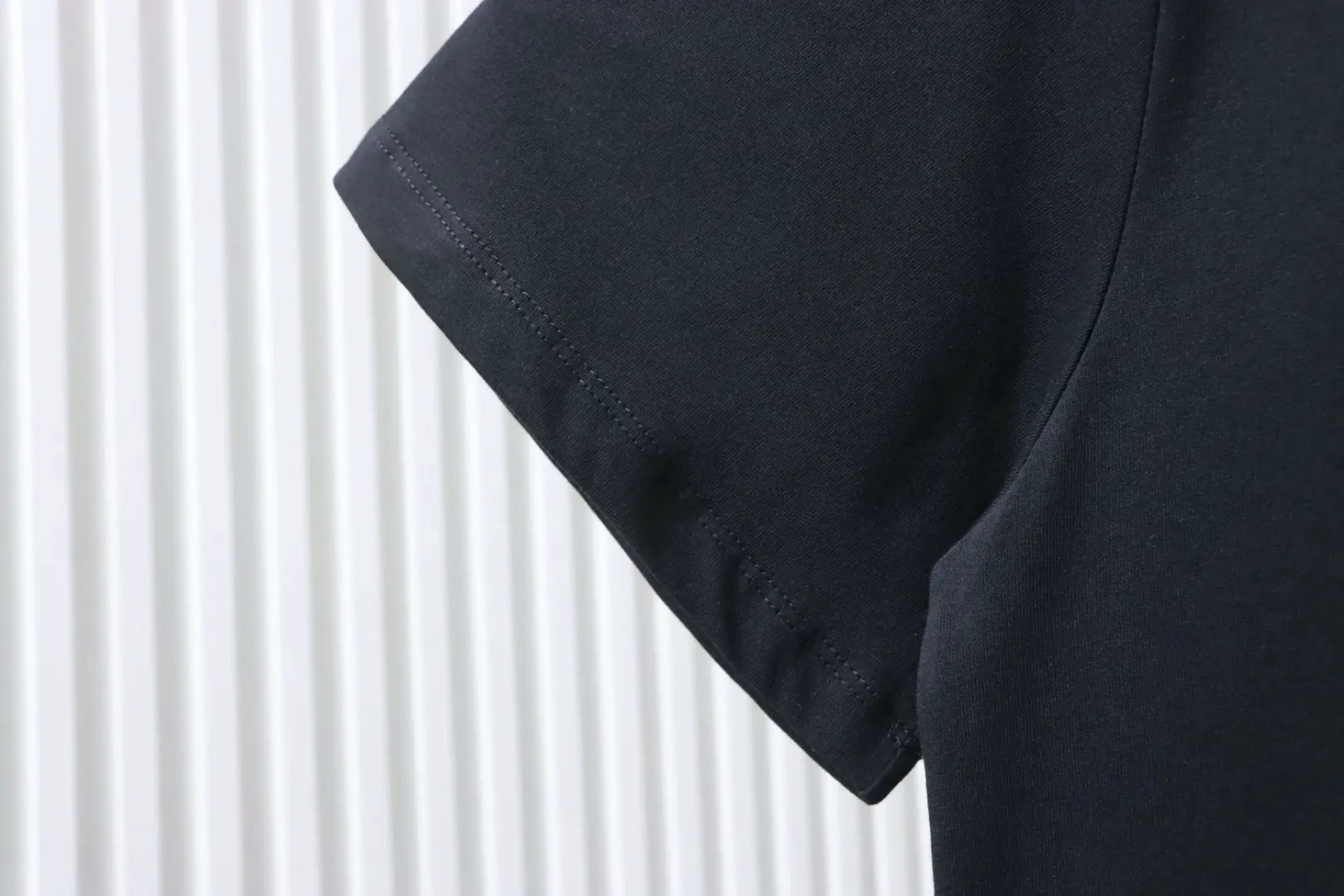 OW Kurzarm-T-Shirt mit rosa Pfeil-Print – Bild 7