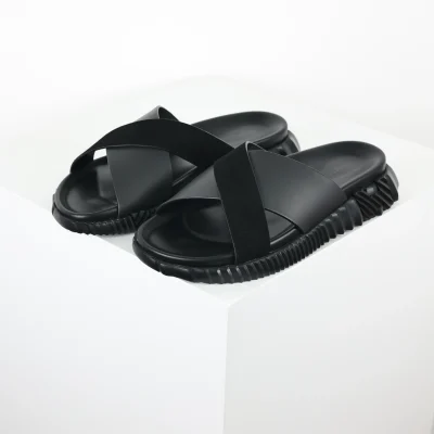 Pantoletten mit dicker Sohle – Kalbsleder, Plateau, komplett schwarz