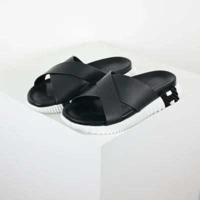 Pantoletten mit dicker Sohle – Schwarzes und weißes Kalbsleder