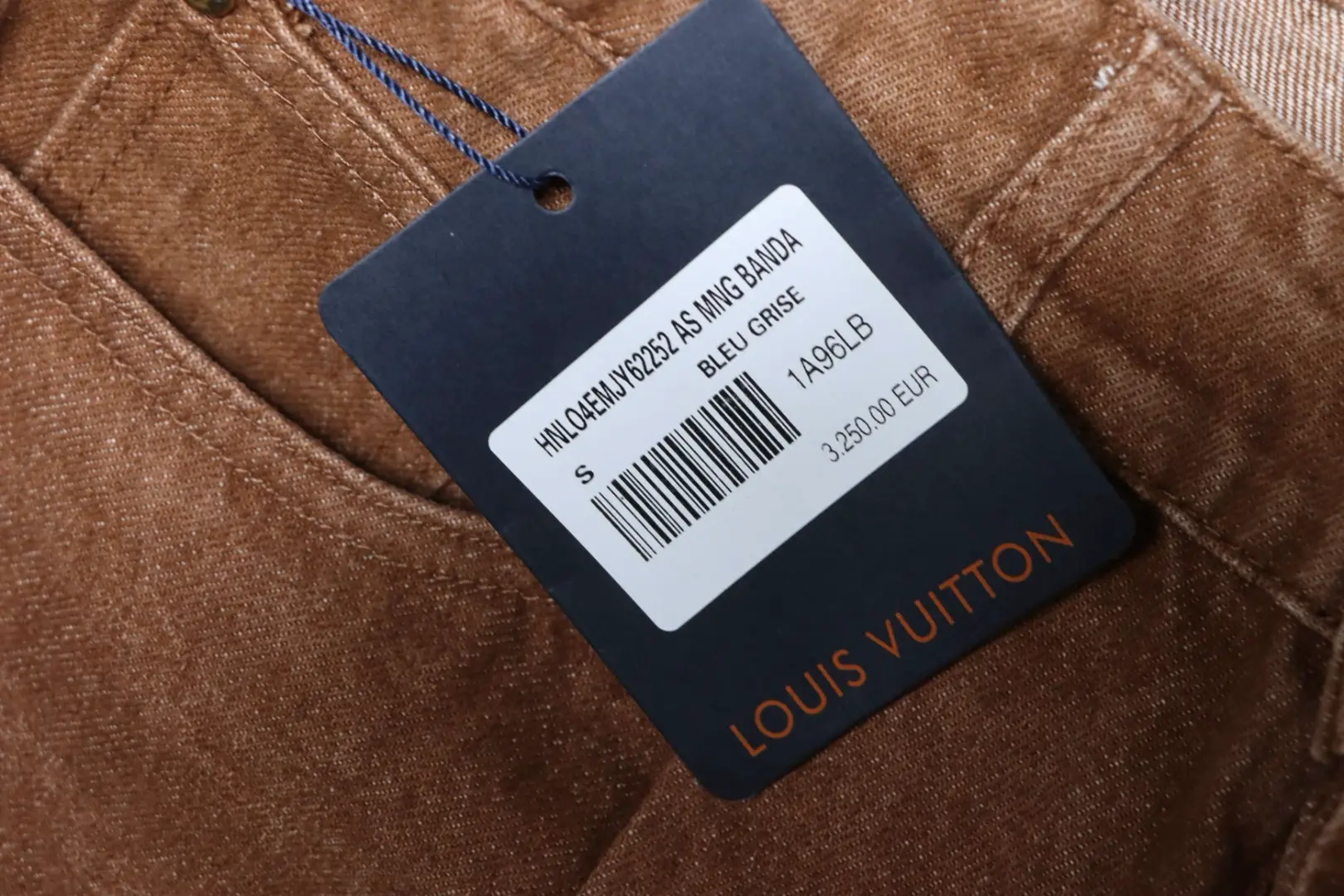 Plissierte Denim-Shorts mit gestickter Signatur – Bild 10