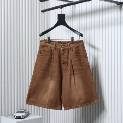 Plissierte Denim-Shorts mit gestickter Signatur