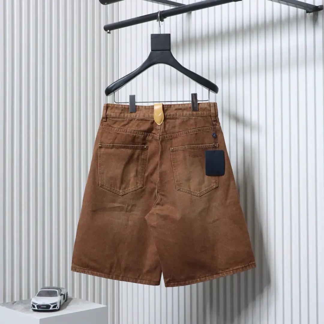 Plissierte Denim-Shorts mit gestickter Signatur – Bild 2