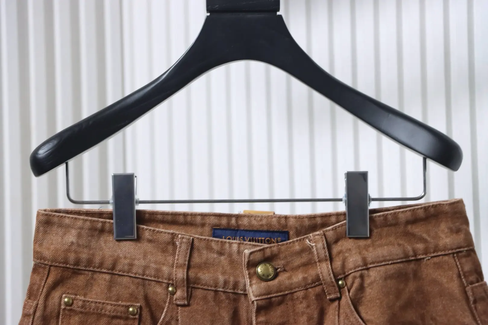 Plissierte Denim-Shorts mit gestickter Signatur – Bild 3