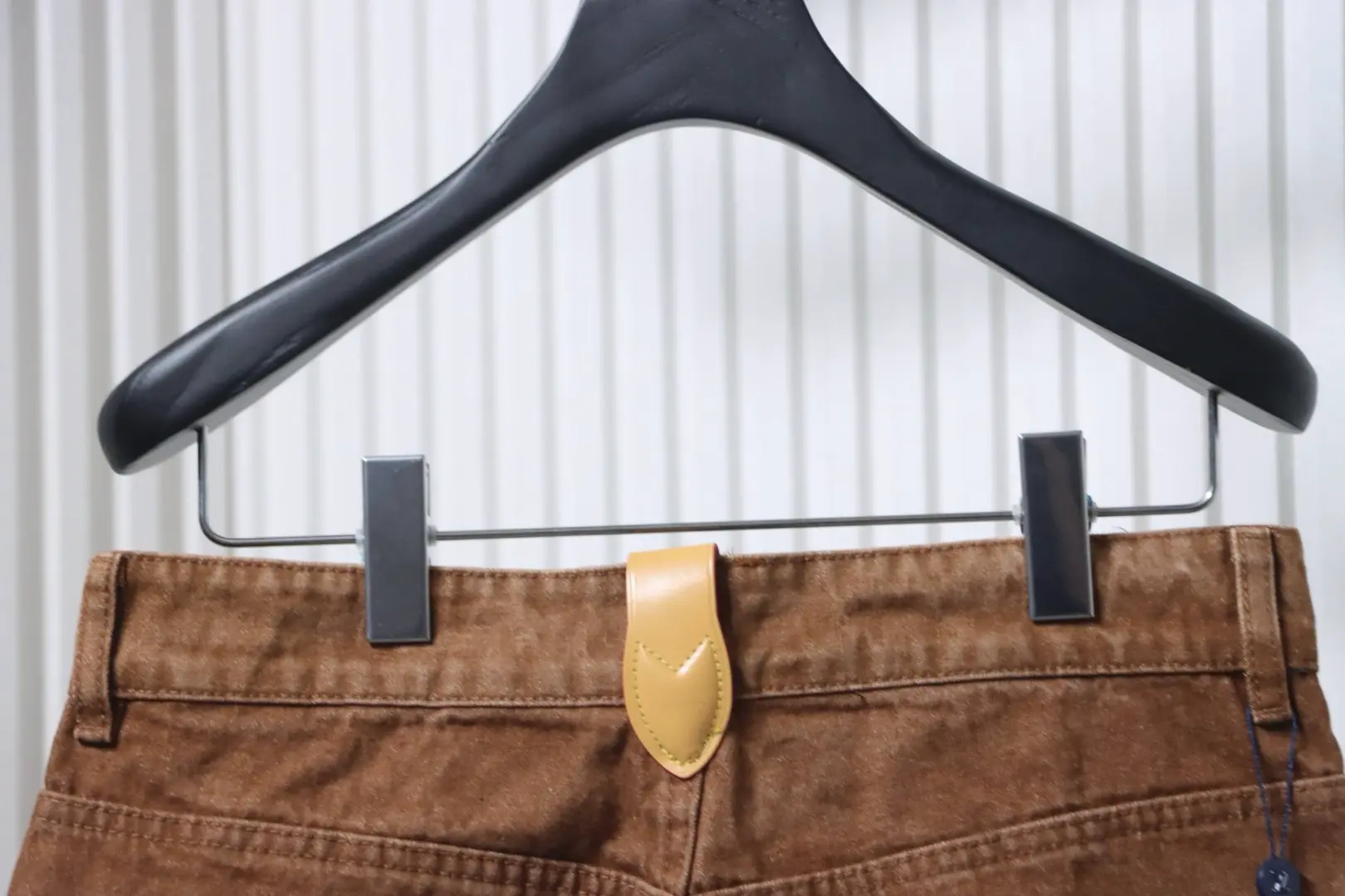 Plissierte Denim-Shorts mit gestickter Signatur – Bild 4