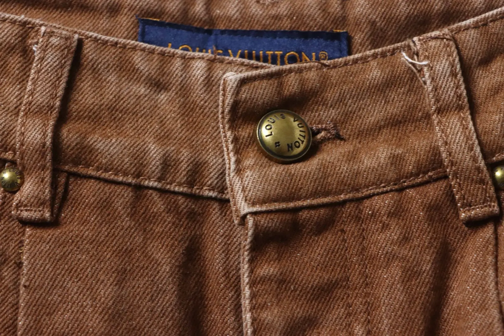 Plissierte Denim-Shorts mit gestickter Signatur – Bild 5