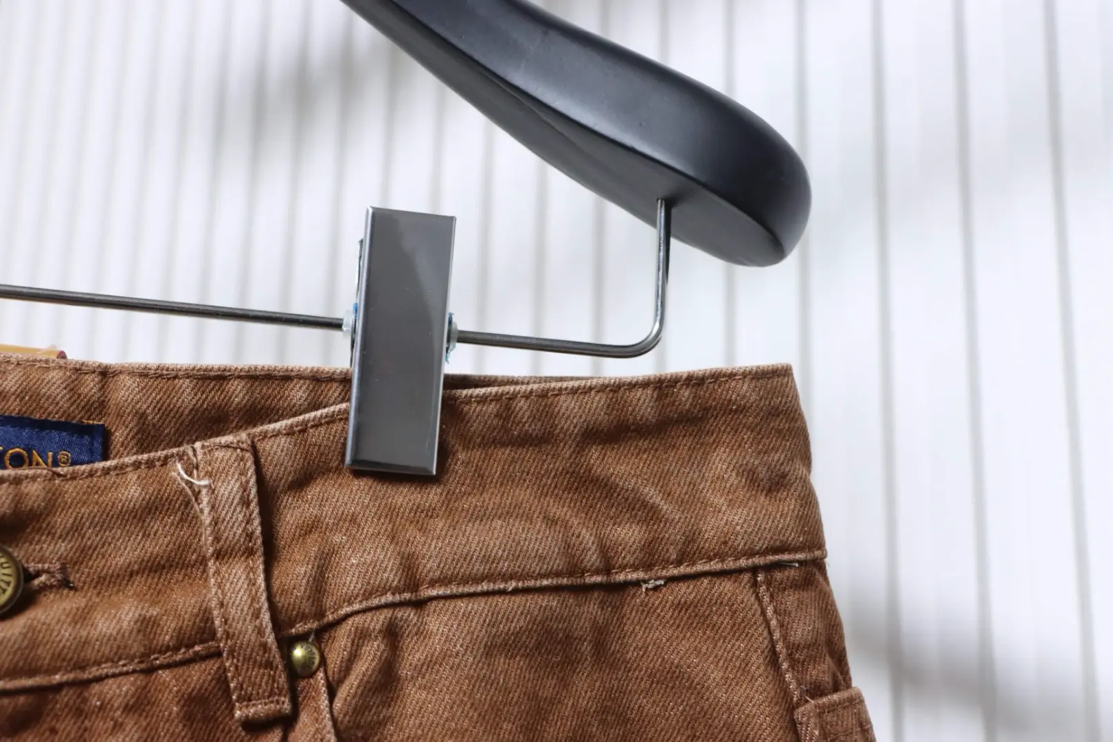 Plissierte Denim-Shorts mit gestickter Signatur – Bild 6