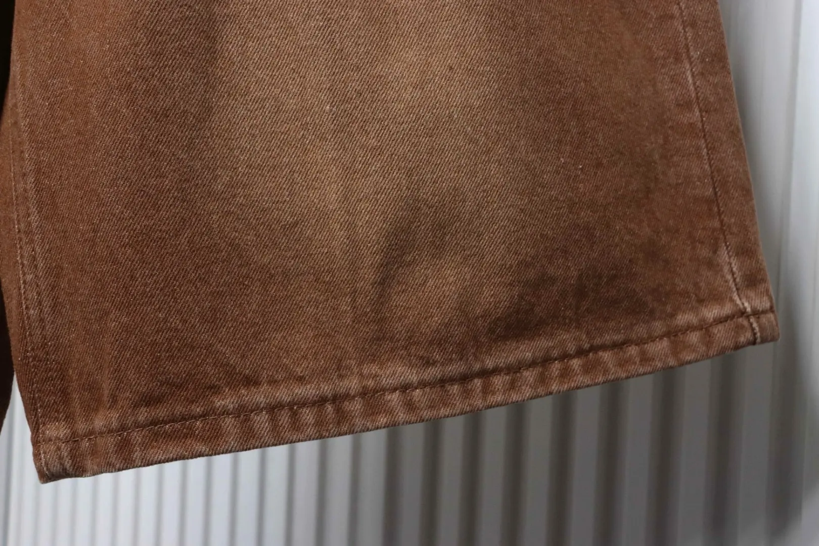 Plissierte Denim-Shorts mit gestickter Signatur – Bild 7