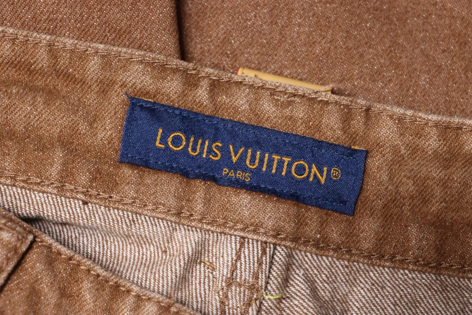 Plissierte Denim-Shorts mit gestickter Signatur – Bild 8