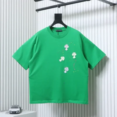 Robustes, gewaschenes Kurzarm-T-Shirt mit Graffiti-Kreuzapplikationen und Stickerei