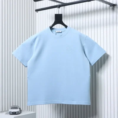 Rundhalsausschnitt mit polierter Lochstickerei, kurzen Ärmeln