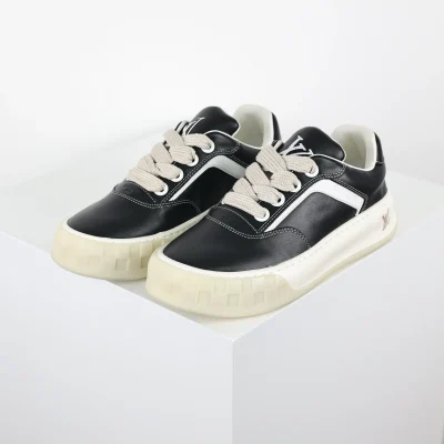 Schräge Lederschuhe in Biskuit-Optik, schwarz