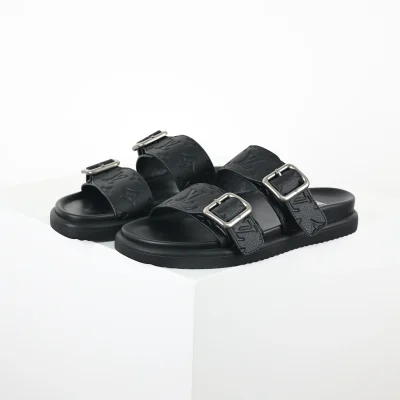 Schwarze Herren-Sandalen aus eingearbeitetem Leder mit runder Zehenpartie und Schnalle
