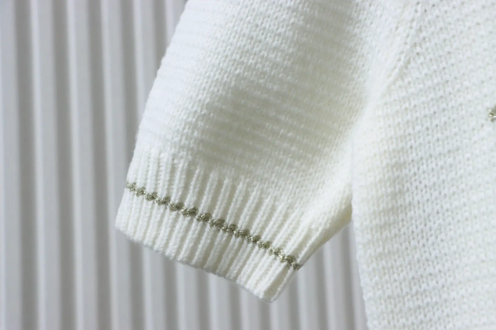 Strickpullover mit herzförmigen Puffärmeln aus Perlen, kurzärmelig – Bild 5