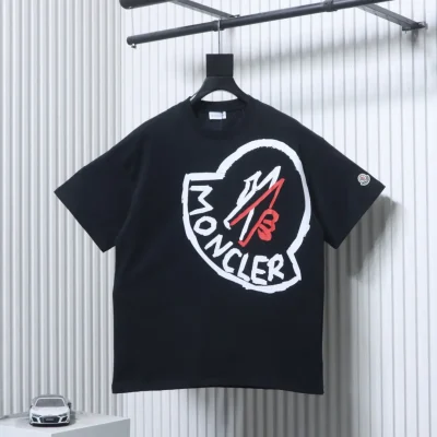 Moncler T-Shirt Rückansicht Schwarz mit auffälligem Logo-Print