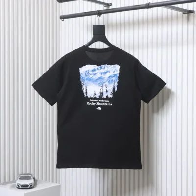 TNF T-Shirt mit Kurzarm und „Snow Mountain & Forest“-Print