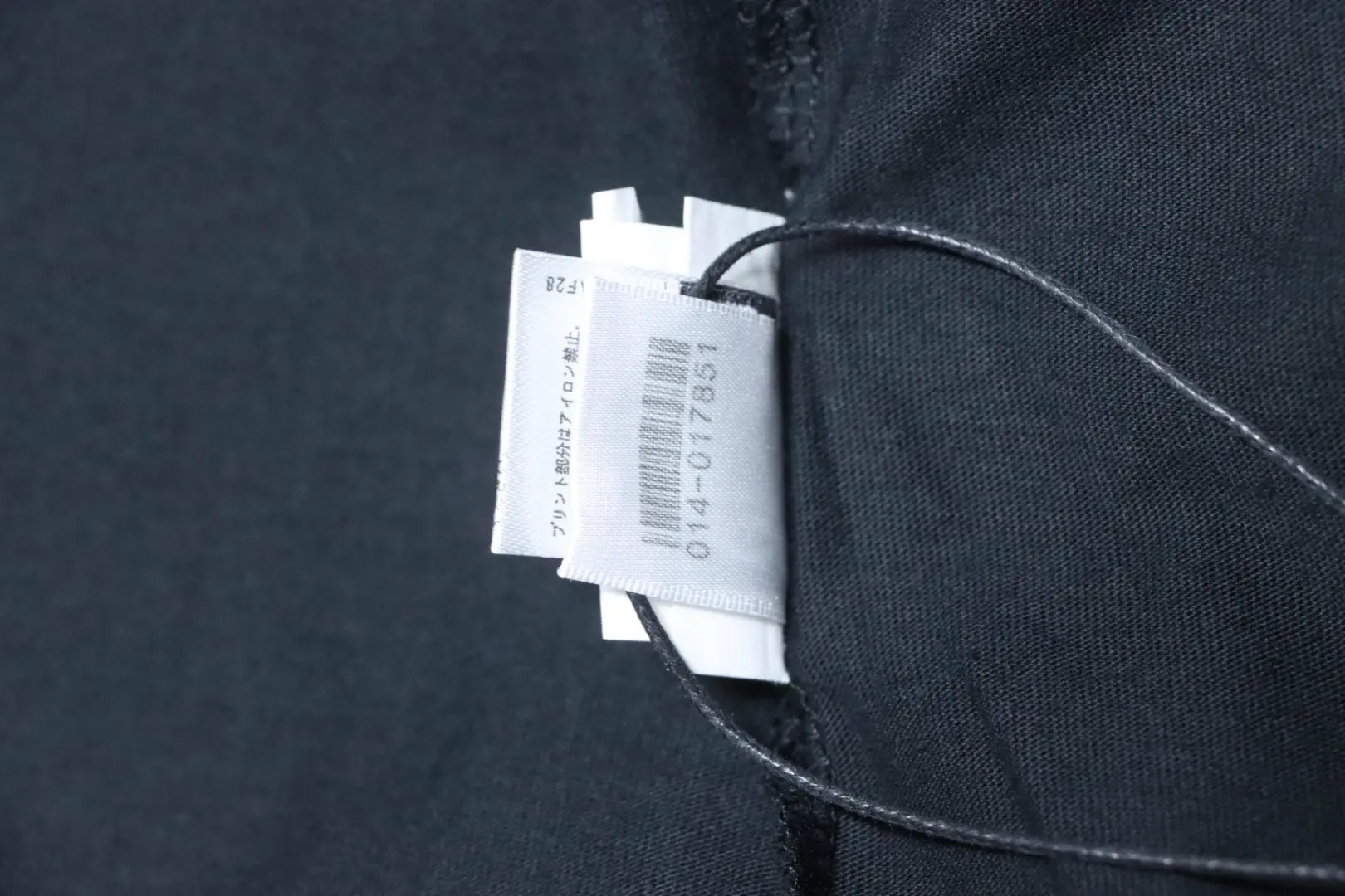 Weißes Kurzarm-T-Shirt mit Scrollmuster – Bild 9