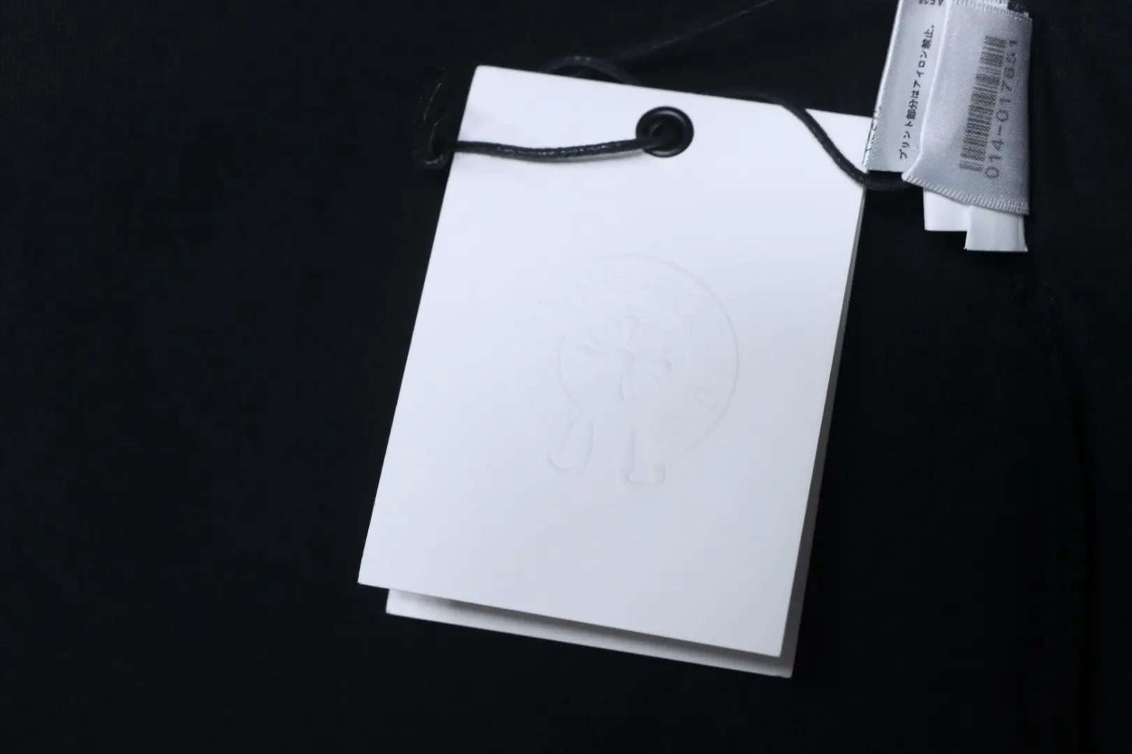 Weißes Kurzarm-T-Shirt mit Scrollmuster – Bild 10