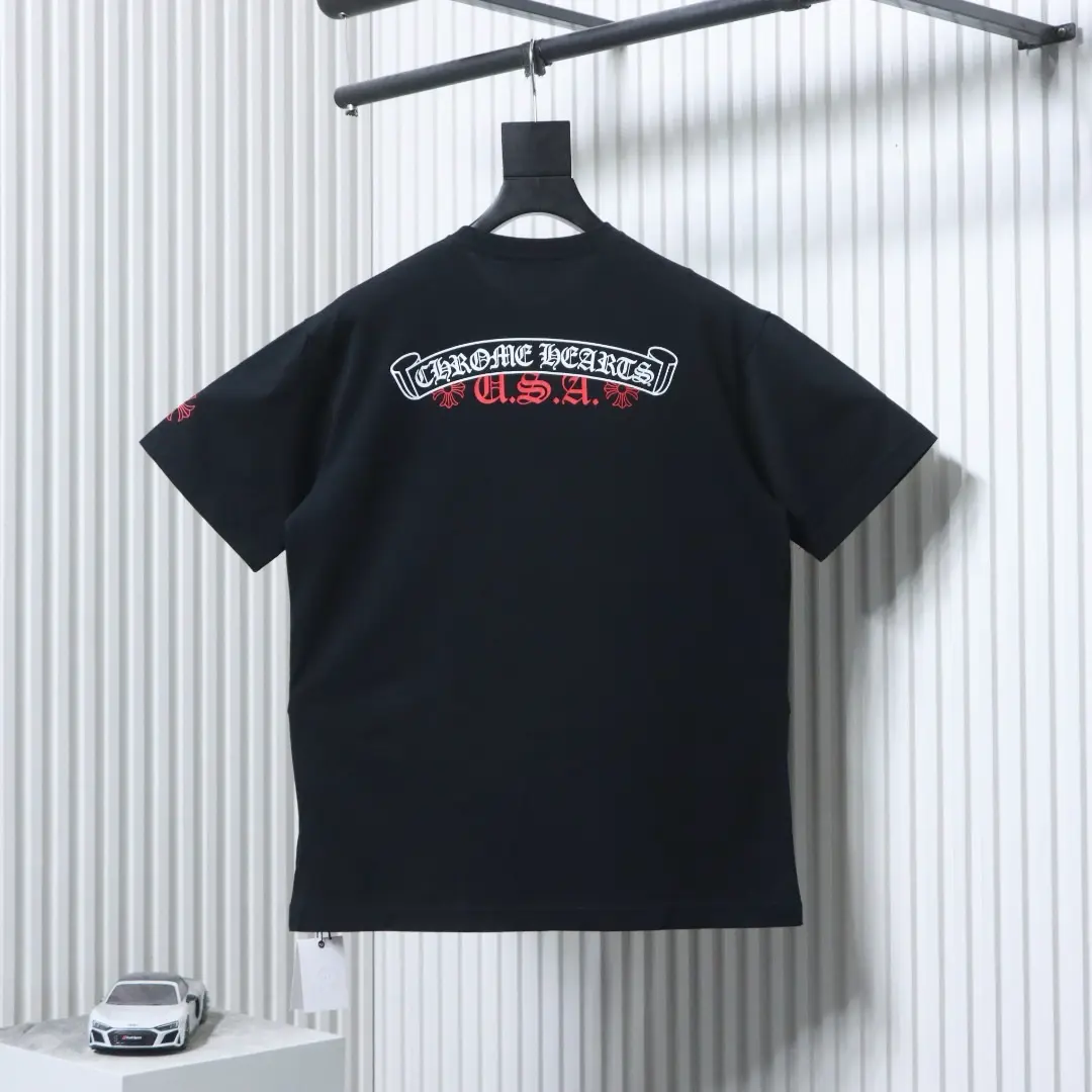 Weißes Kurzarm-T-Shirt mit Scrollmuster