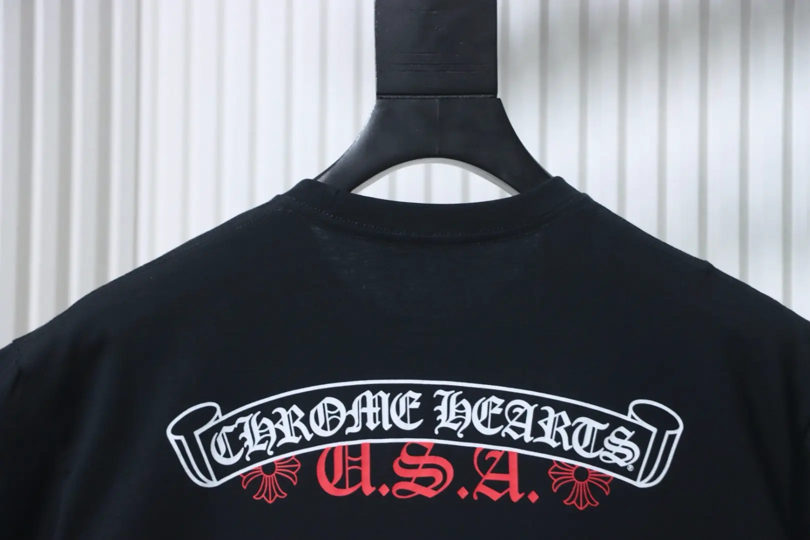 Weißes Kurzarm-T-Shirt mit Scrollmuster – Bild 4