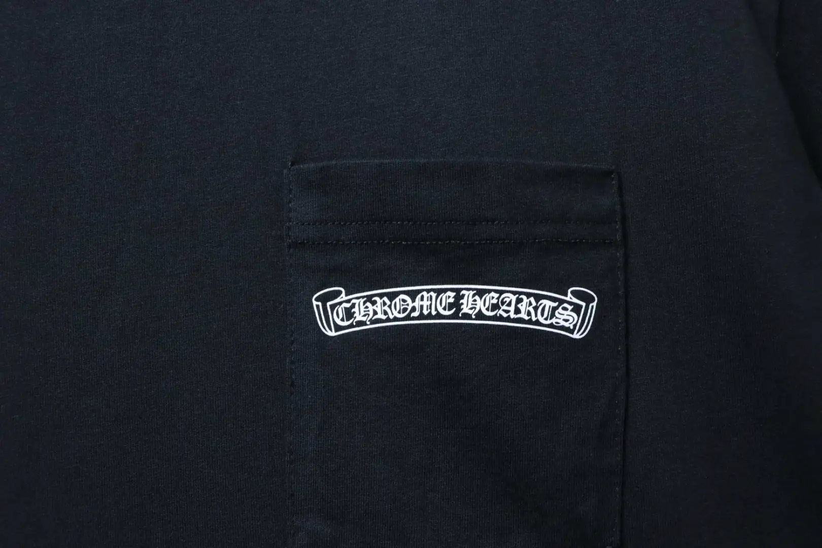 Weißes Kurzarm-T-Shirt mit Scrollmuster – Bild 5