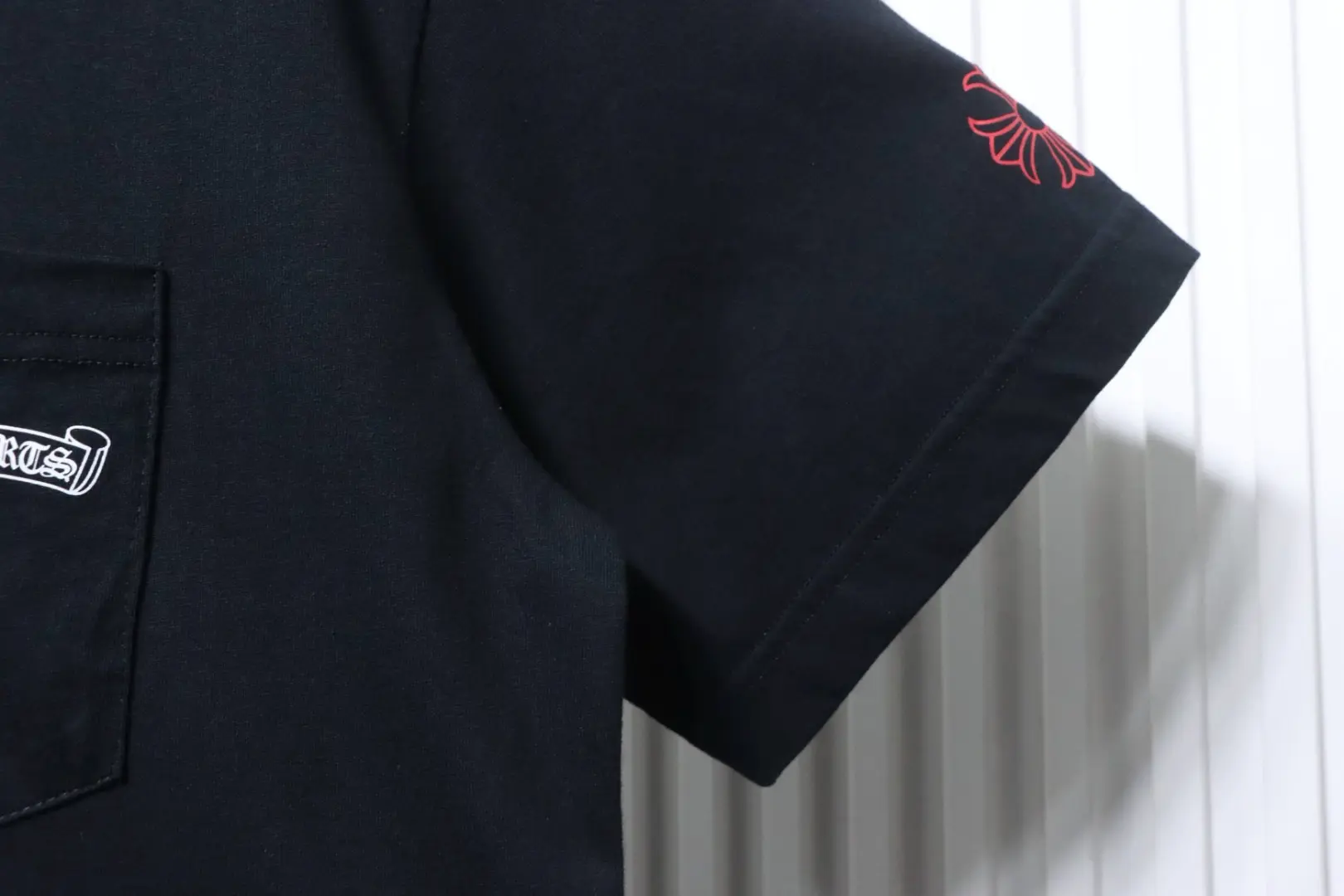 Weißes Kurzarm-T-Shirt mit Scrollmuster – Bild 6