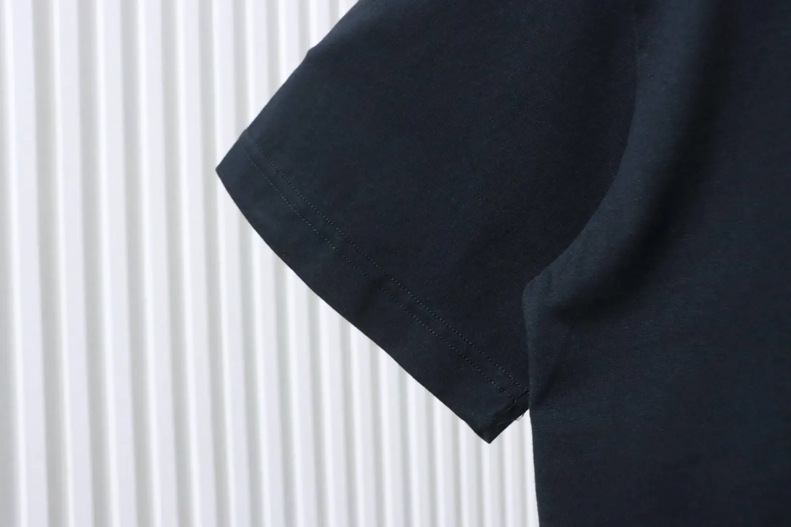 Weißes Kurzarm-T-Shirt mit Scrollmuster – Bild 7