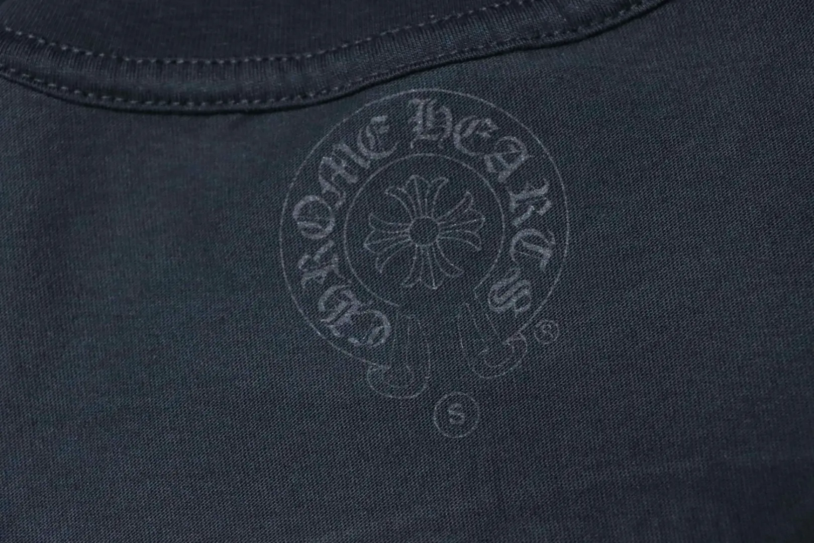 Weißes Kurzarm-T-Shirt mit Scrollmuster – Bild 8