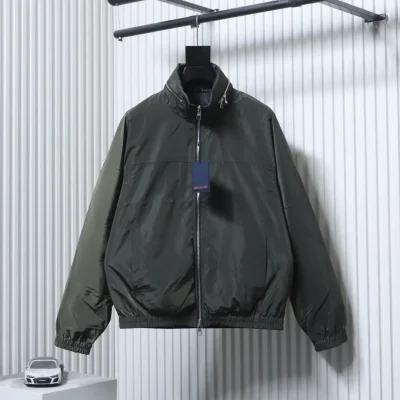 Wendbare, leichte Kapuzenjacke mit Monogrammmuster